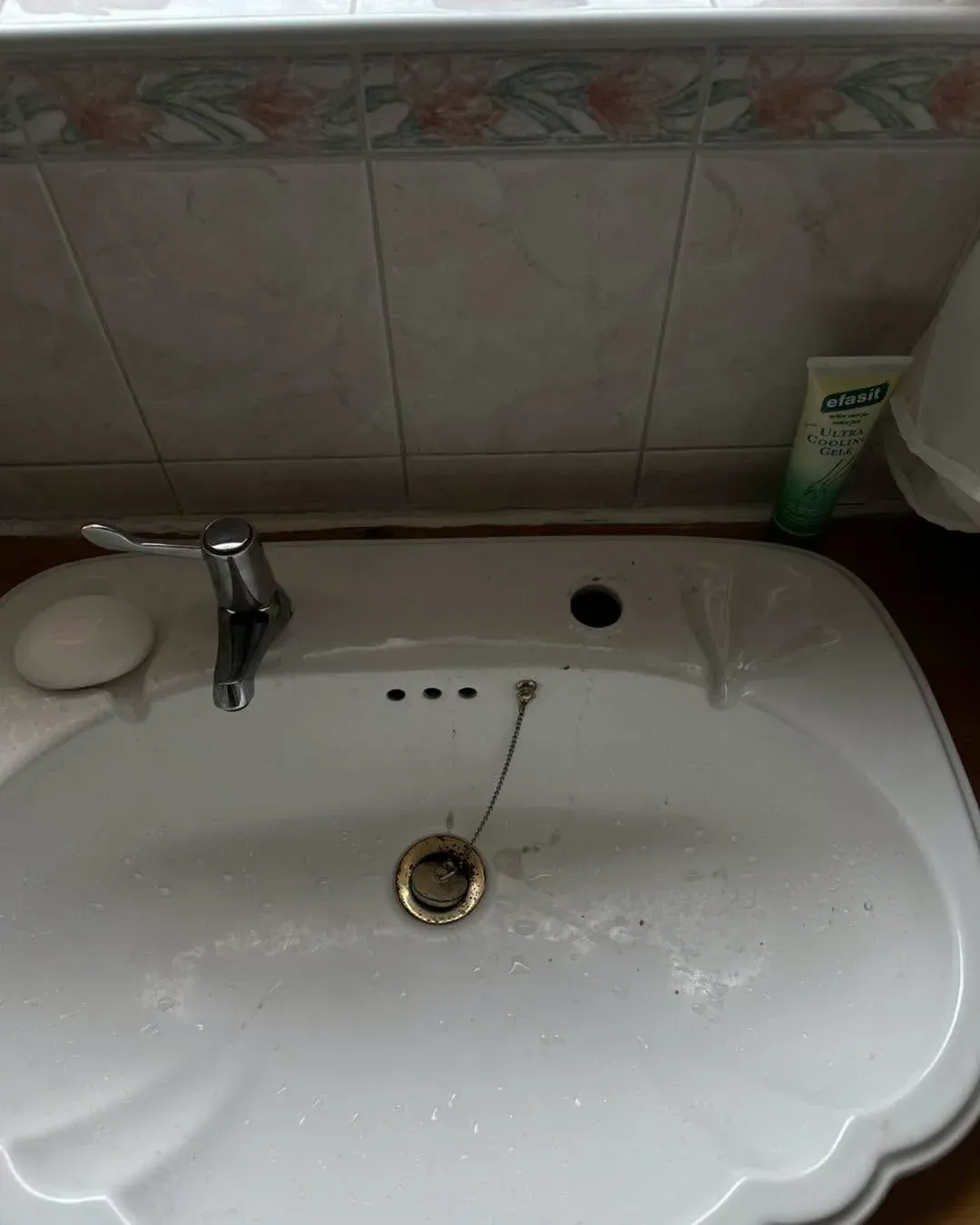 Bathroom basin taps before replacement