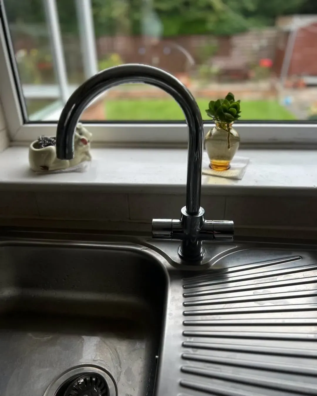 Kitchen sink and tap before replacement